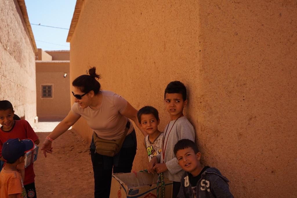 Marisa con i bambini in Marocco